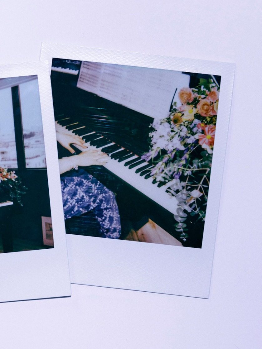 eill self-covers. ジャケットの鍵盤とピアノの写真