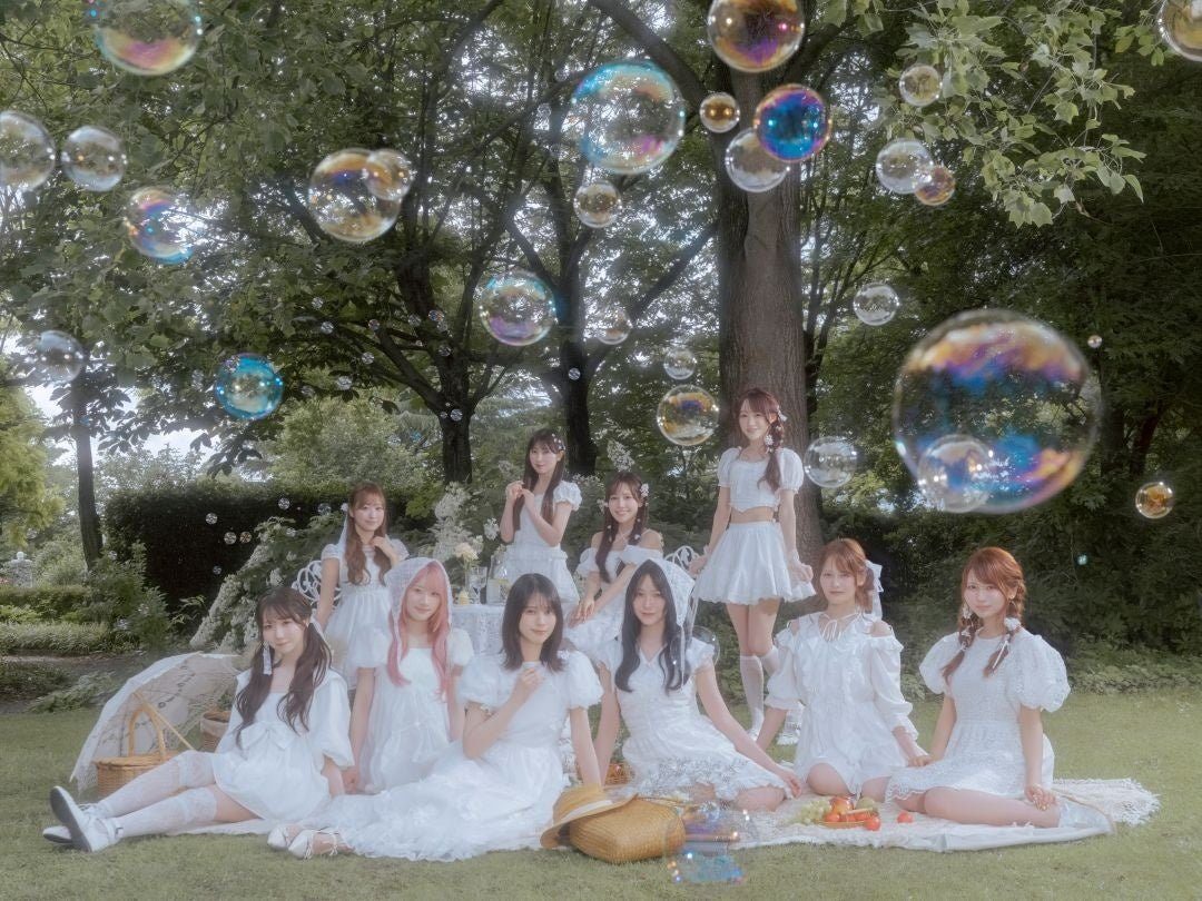 ＝LOVE 21stシングル「恋、はじめました。」アーティスト写真 白い衣装のメンバー