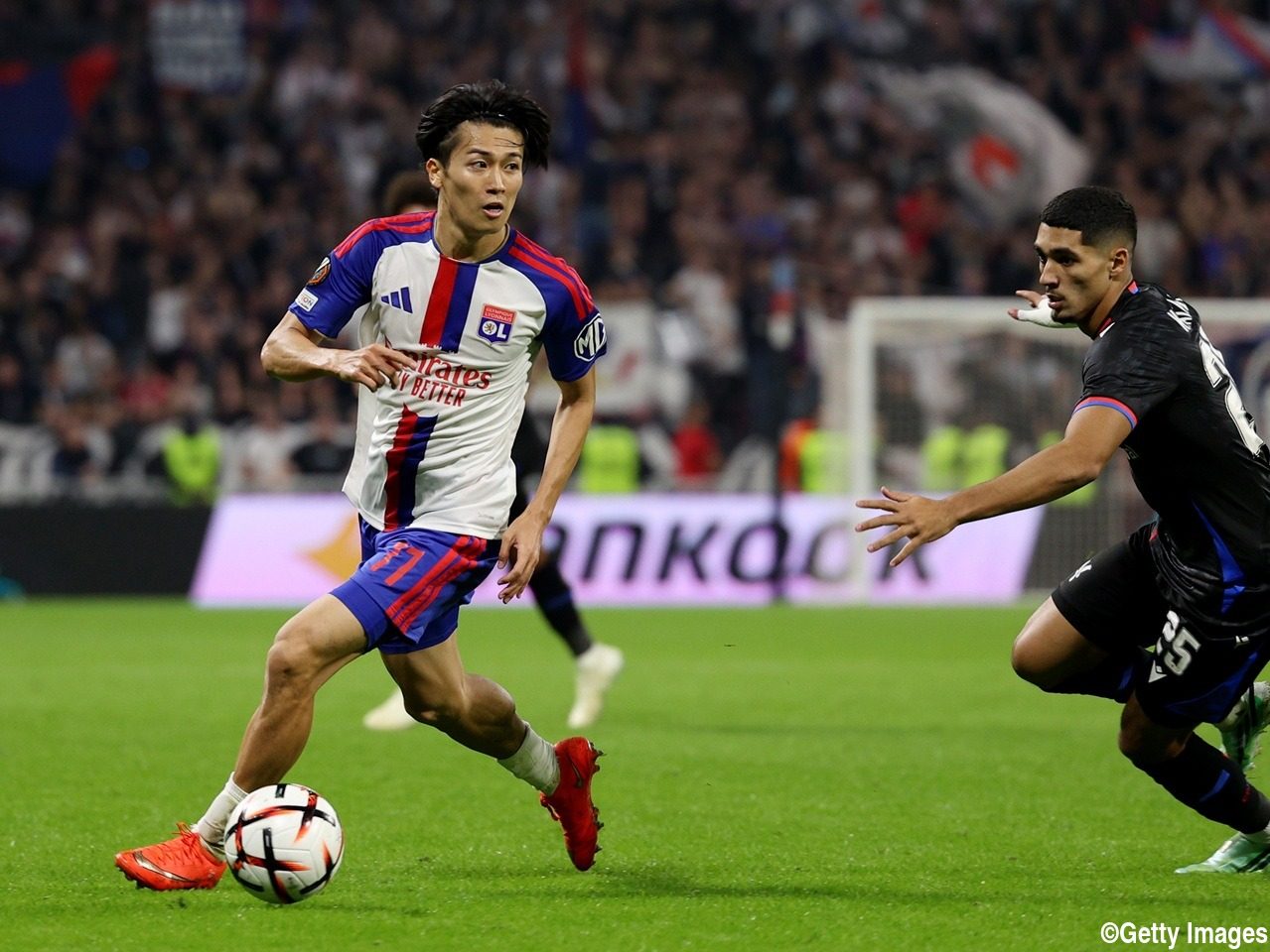 リヨンの試合でプレーする中村敬斗