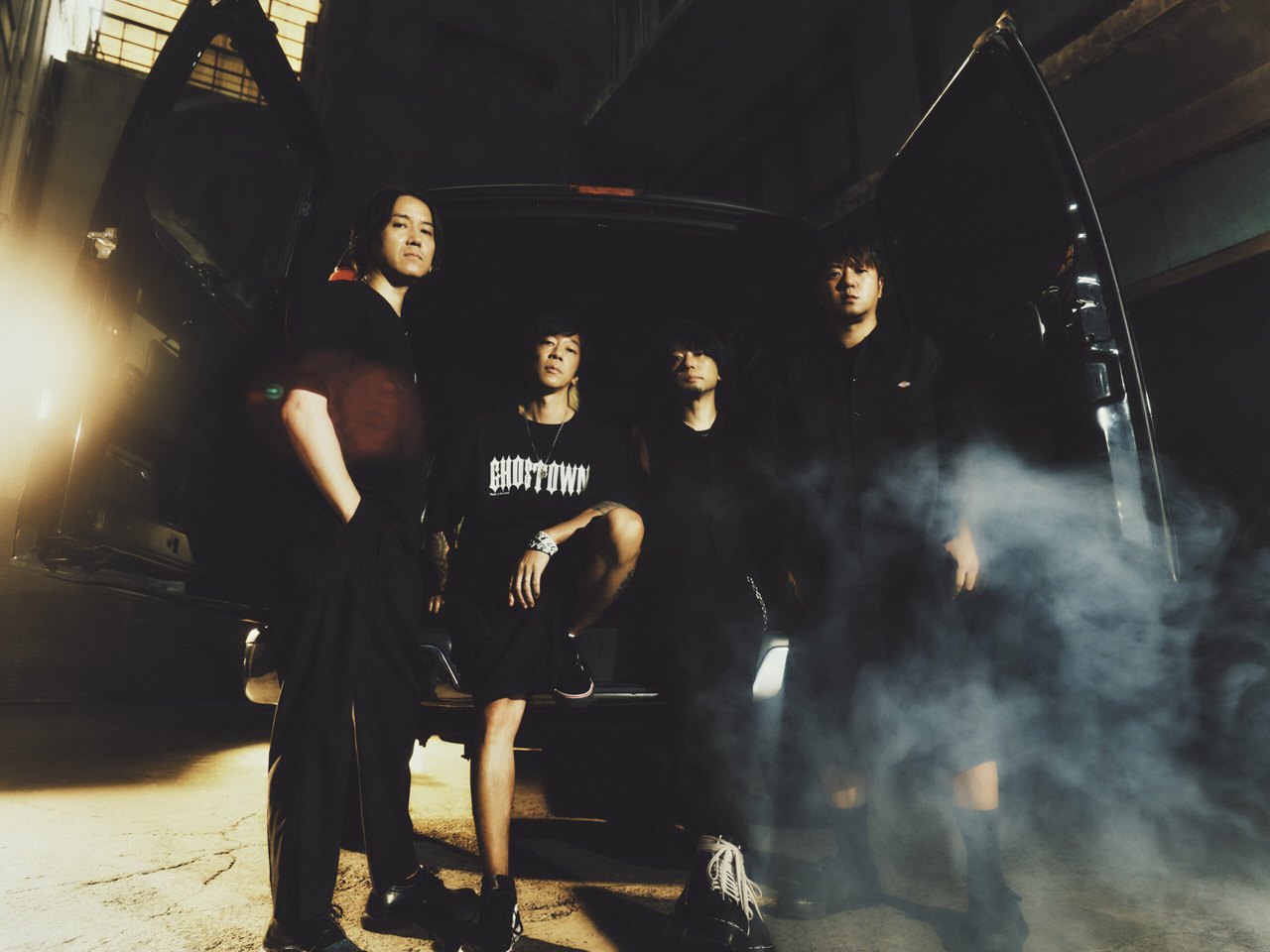 ELLEGARDEN 新曲リリースにあわせて公開された新アーティスト写真 黒い車の前に立つ4人