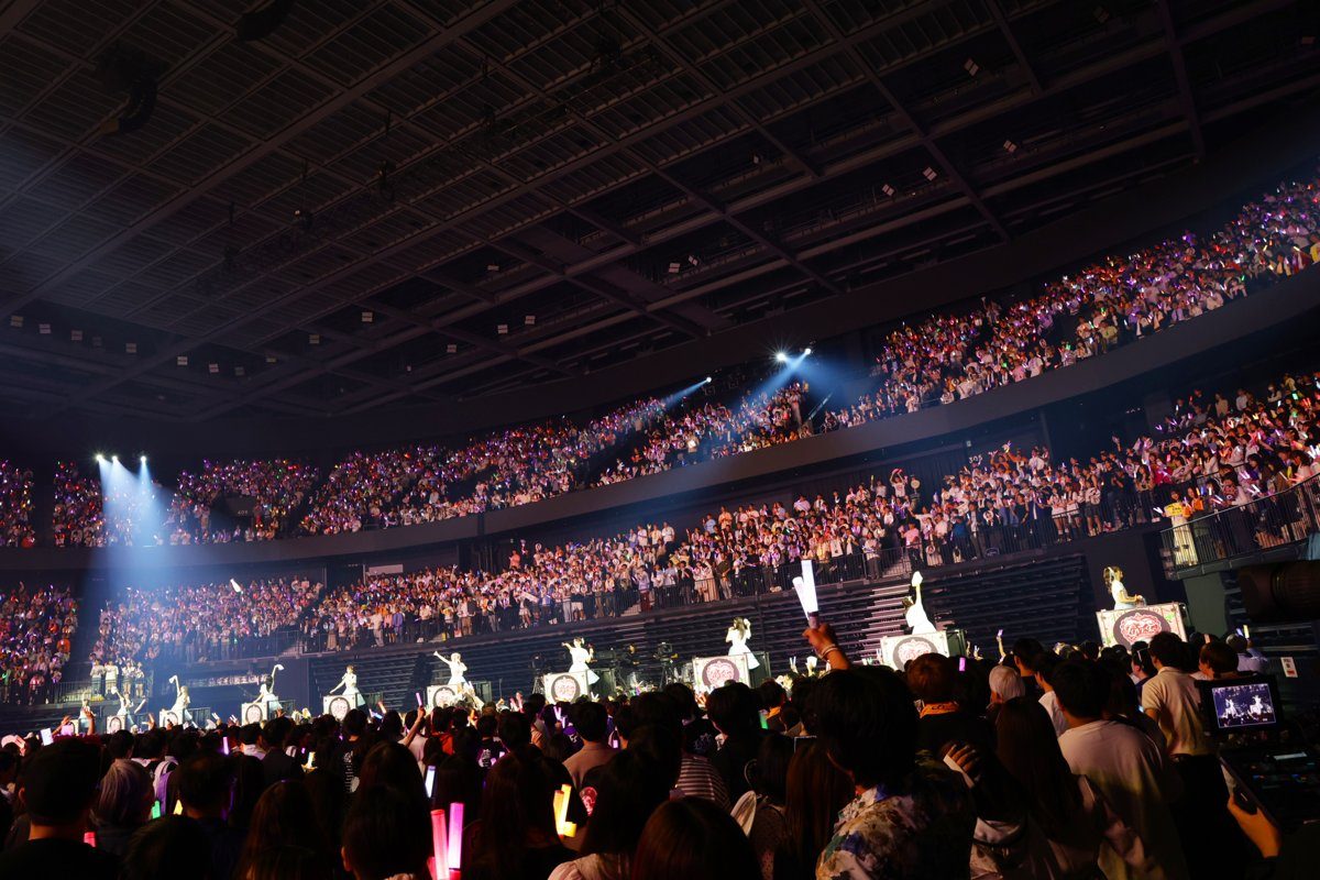 TOYOTA ARENA TOKYOの客席から見た＝LOVE 9周年コンサートのステージ