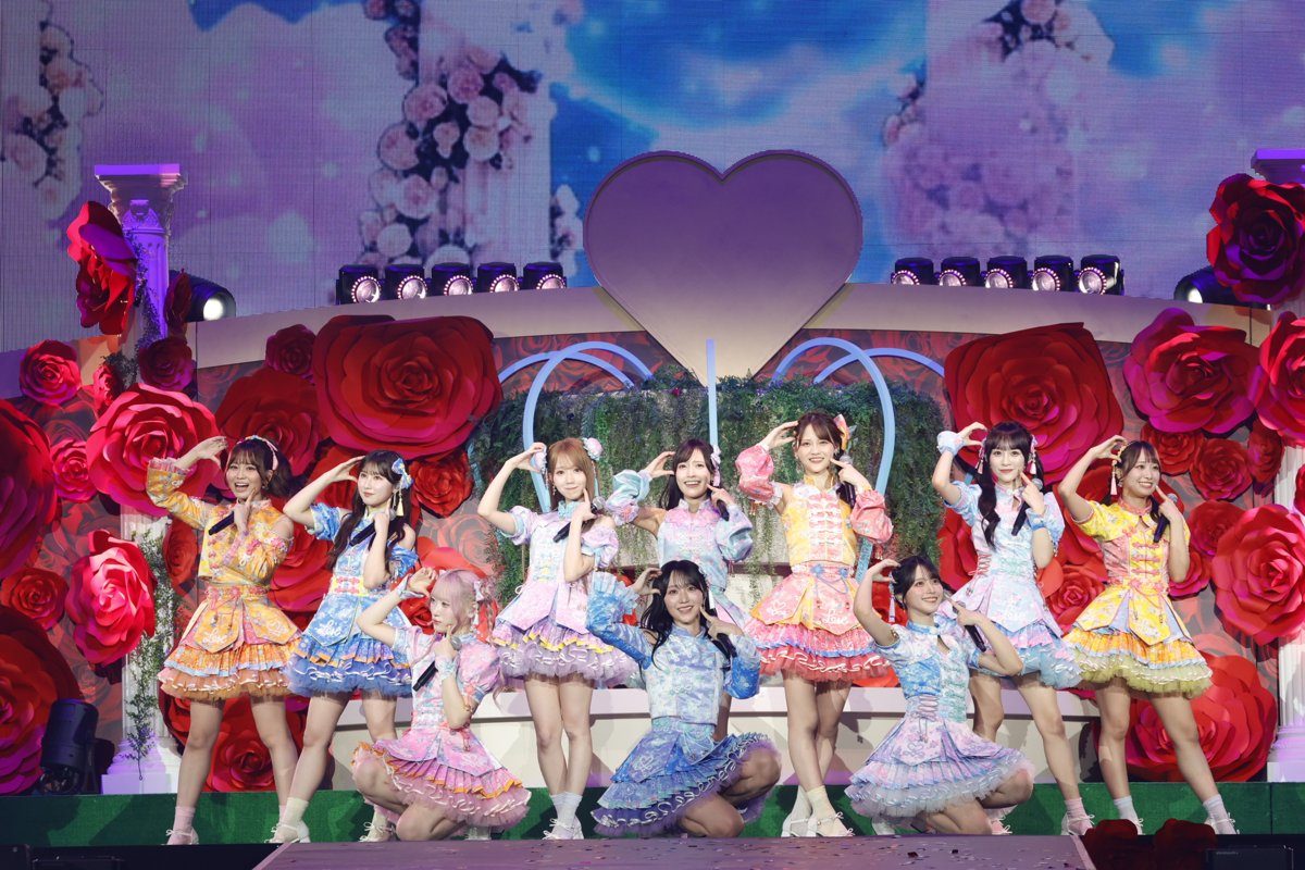 ＝LOVE 9周年コンサート カラフルな衣装でステージに並ぶメンバー