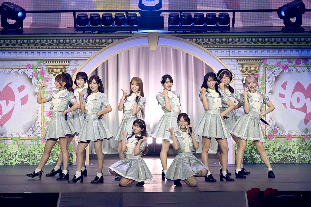＝LOVE 9周年コンサート 白とピンクの衣装のメンバー