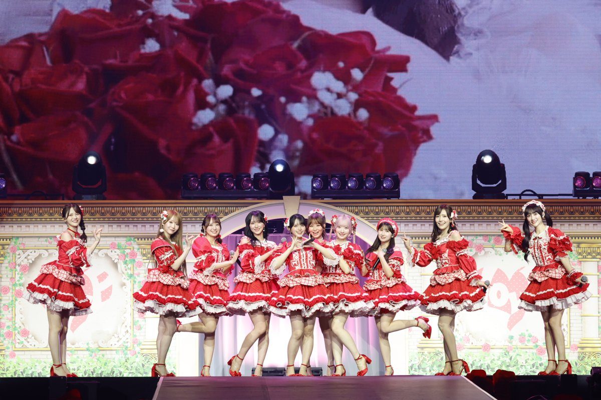 ＝LOVE 9周年コンサート 赤い衣装で整列するメンバー