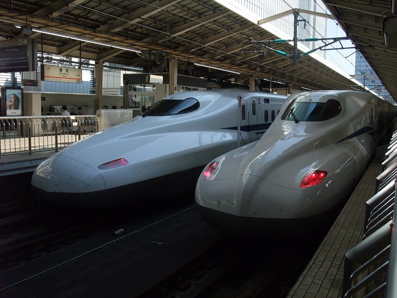 東京駅に並ぶ東海道新幹線N700SとN700A