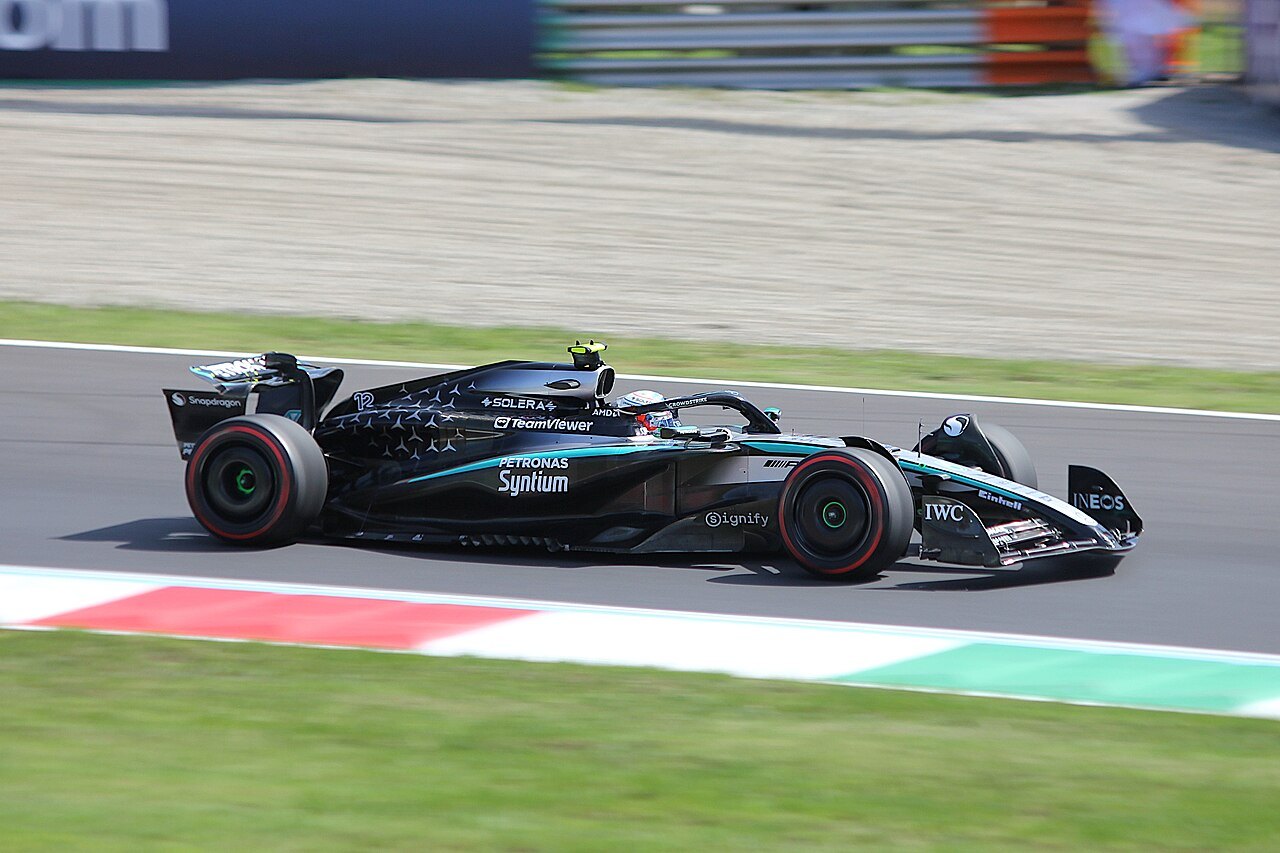 メルセデスのアントネッリがドライブするF1マシン。2025年イタリアGPでの走行