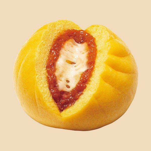 ファミリーマートの中華まん、のびーるチーズのコク旨ピザまんの断面