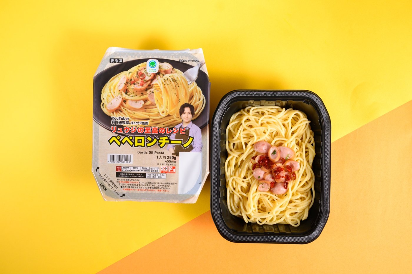 ペペロンチーノの冷凍パスタのパッケージと盛り付けの写真 ソーセージがのっている