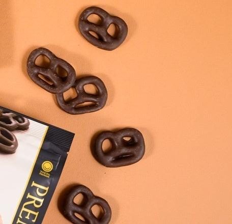 ファミマ 贅沢チョコプレッツェル チョコがけプレッツェルのアップ
