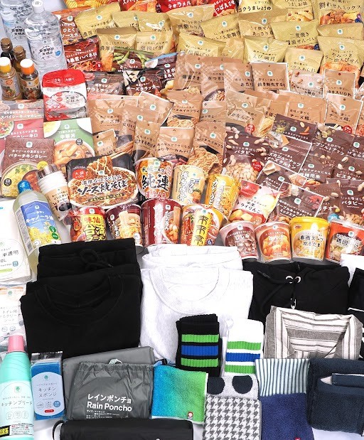 ファミリーマート商品の詰め合わせボックス 11万円相当と111万円相当が当たる抽選のイメージ