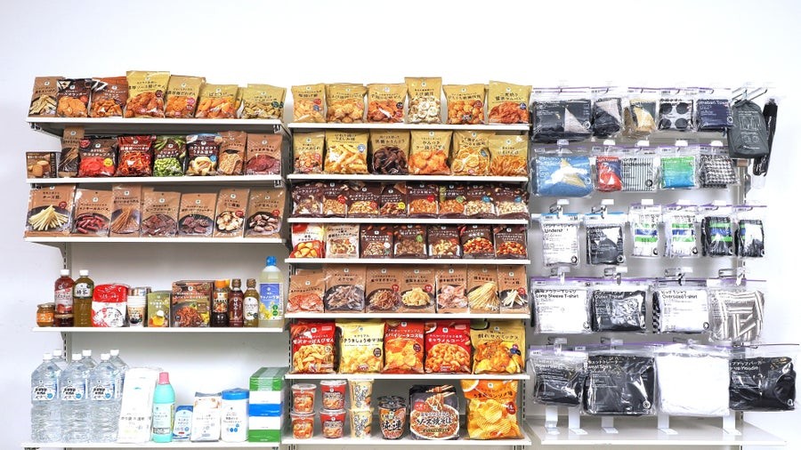 ファミリーマート商品の詰め合わせイメージ 飲料や菓子 日用品が並ぶ