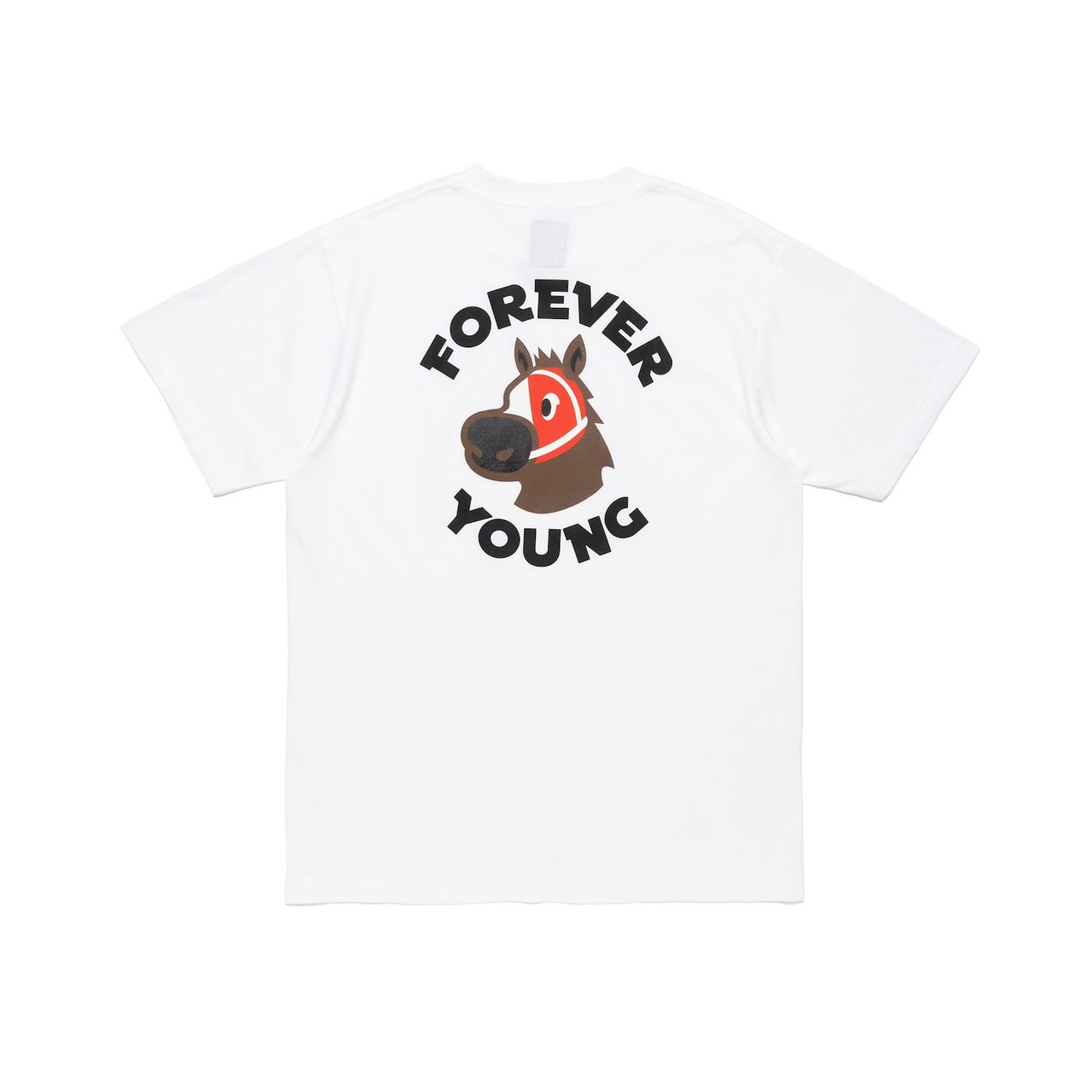 背面に競走馬モチーフのFOREVER YOUNGグラフィックを配したホワイトのTシャツ