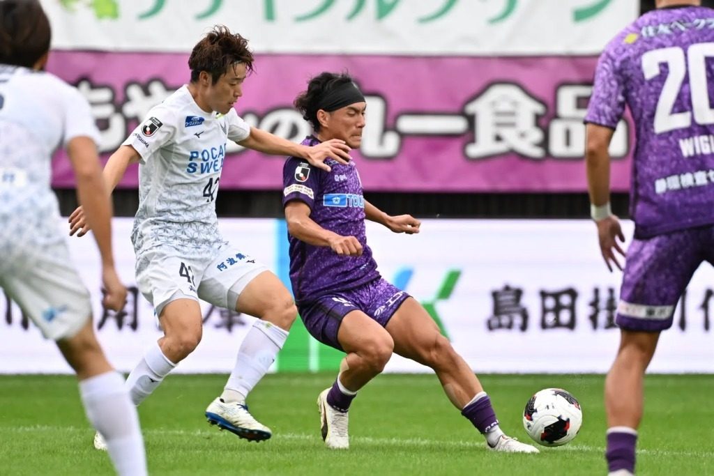 藤枝対徳島の前半、攻め込む藤枝の近藤