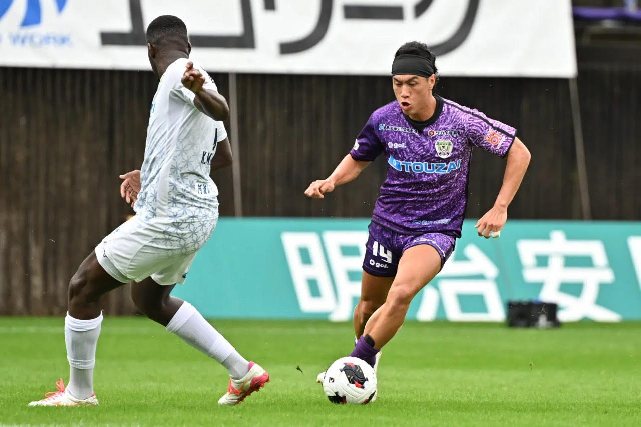 藤枝対徳島の試合でボールを運ぶ藤枝の選手