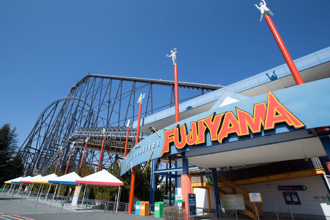 富士急ハイランドのFUJIYAMA入口とコースター