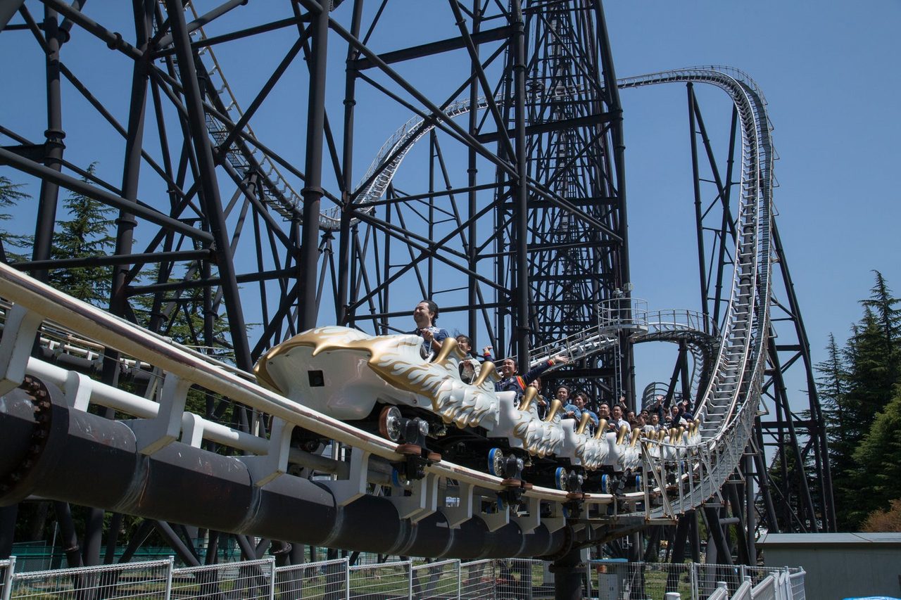 FUJIYAMAの走行シーン。急カーブを走るコースターと乗客