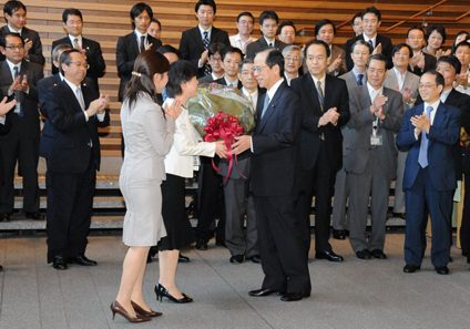 2008年9月24日 福田内閣の総辞職に際し花束を贈呈される福田康夫首相