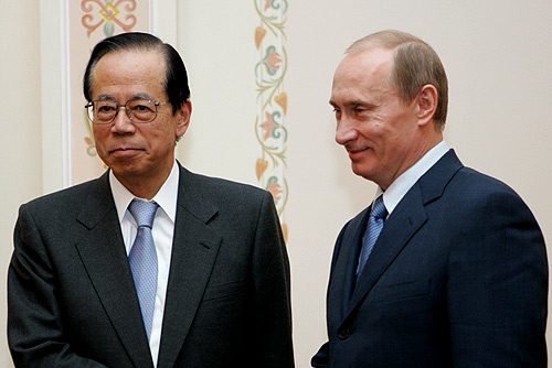 2008年4月 ロシアのノヴォ・オガリョヴォでプーチン大統領と会談する福田康夫首相