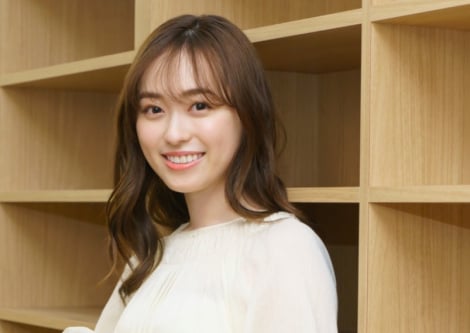 笑顔を見せる女優の福原遥