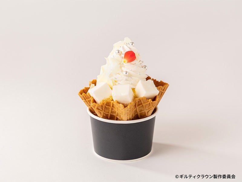 いのりのワッフルパフェ 税込1,290円 ホイップとレアチーズケーキの白いパフェ