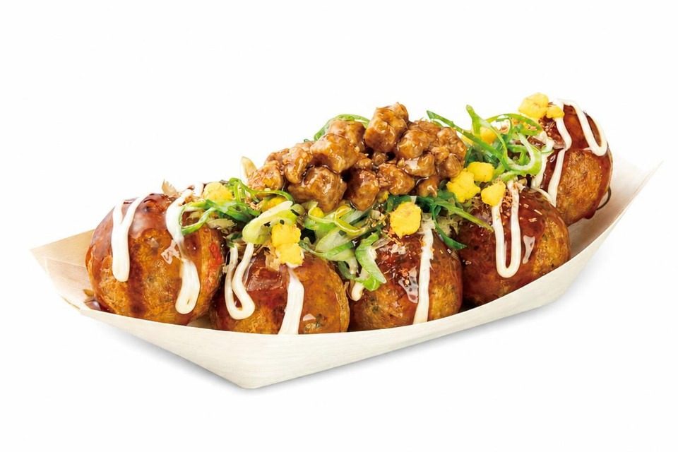 築地銀だこ 一度は食べたい 謎肉たこ焼 たこ焼の上にカップヌードルの謎肉とたまごとねぎをトッピング