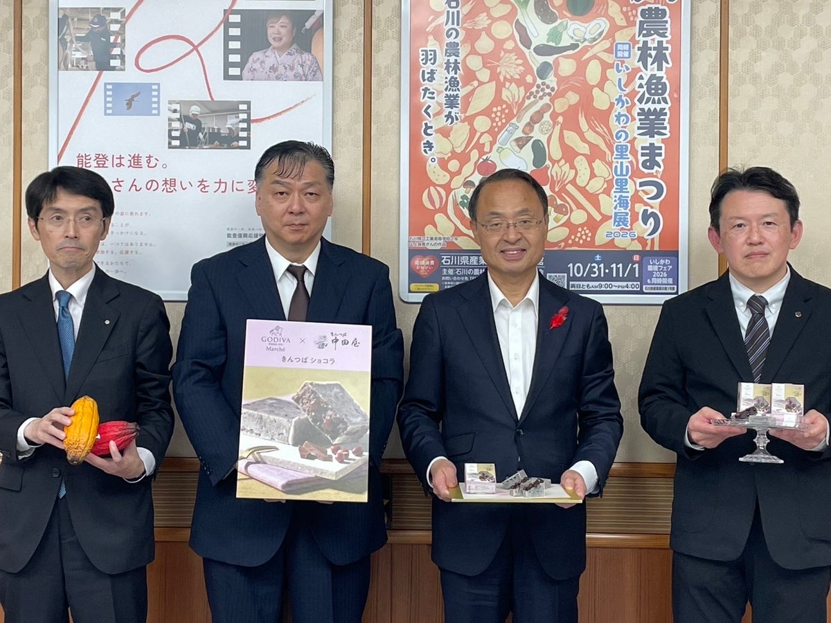 石川県知事とゴディバ・中田屋・大和香林坊店の関係者が商品を手に集合