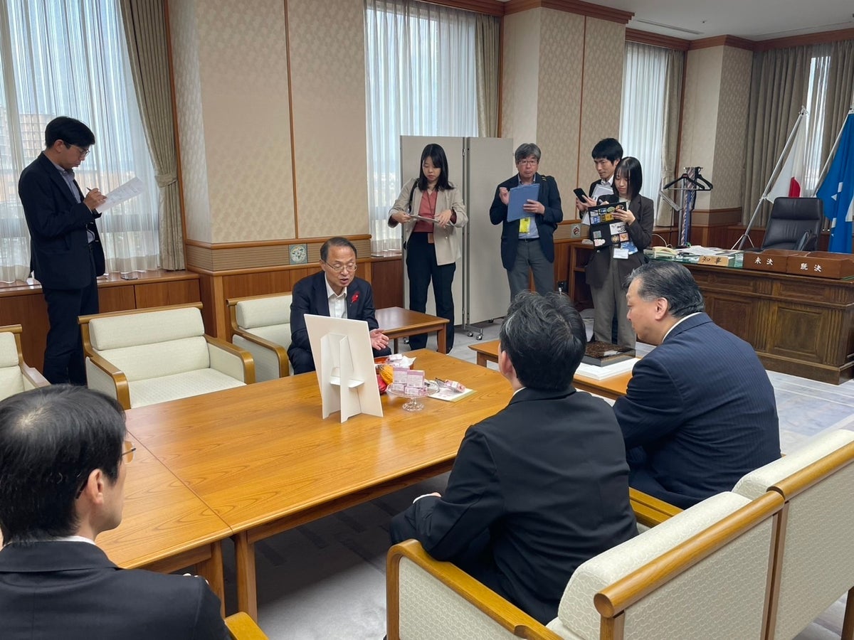 石川県知事を表敬訪問し きんつば ショコラを紹介する様子