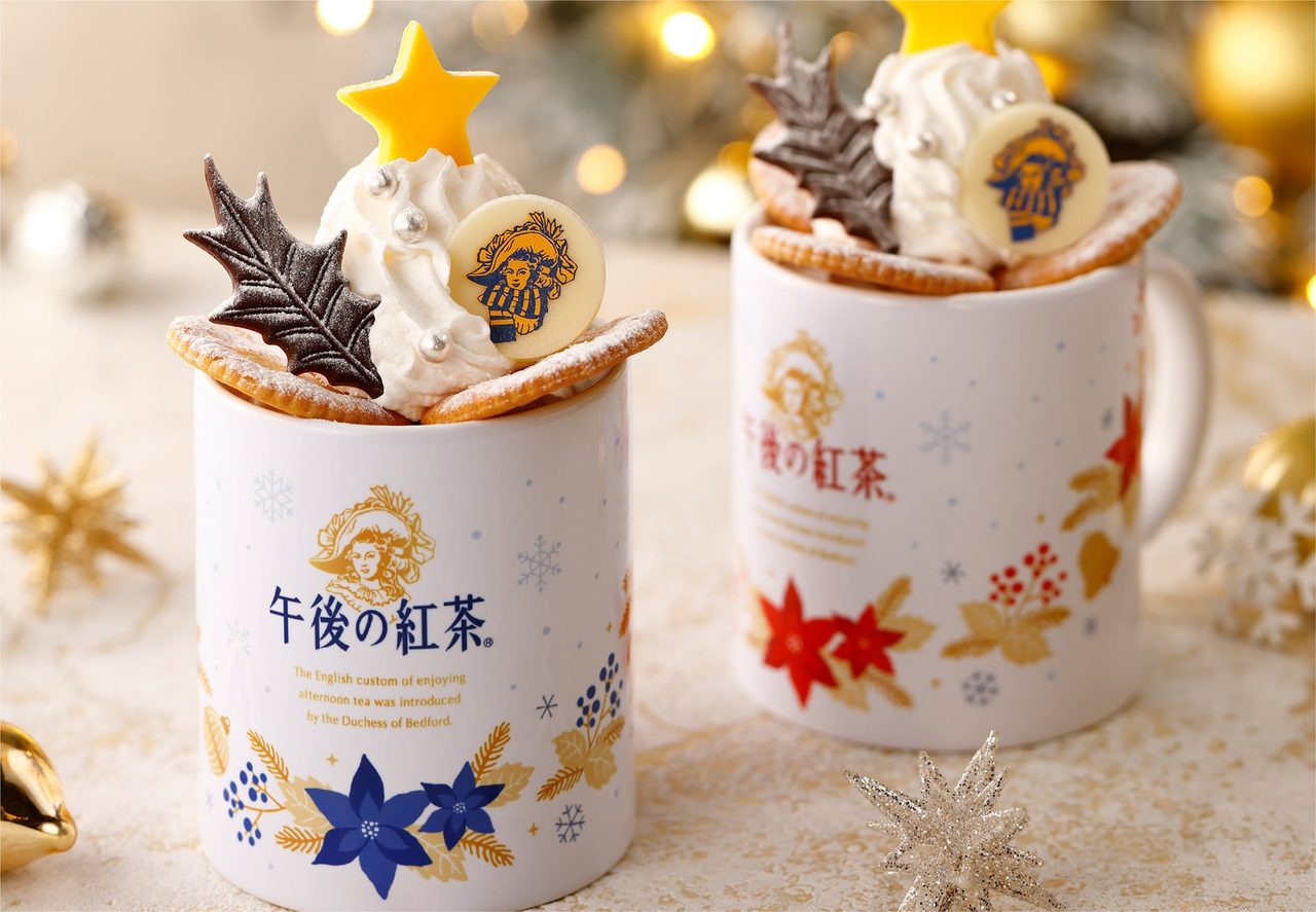 トッピングを重ねたメリーホワイトミルクティーとオリジナルマグカップ