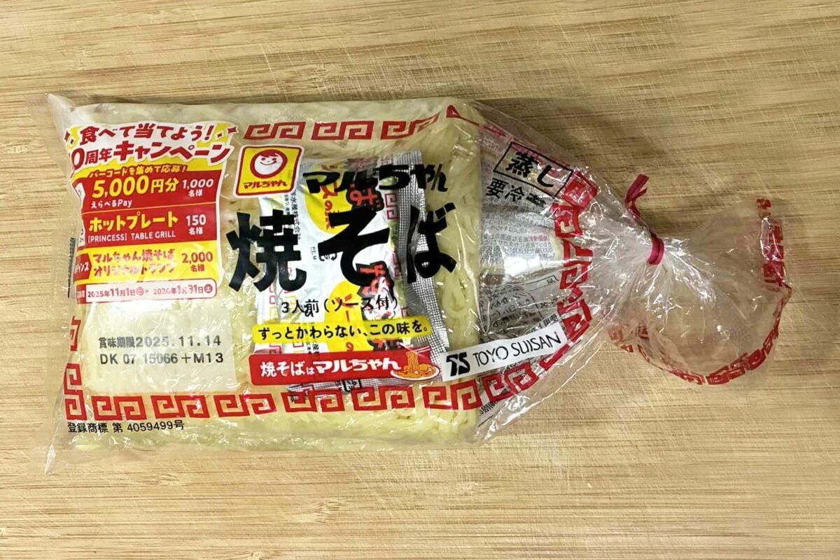 隣の国のグルメイト 焙煎そば粉入りビビン麺のカップパッケージ