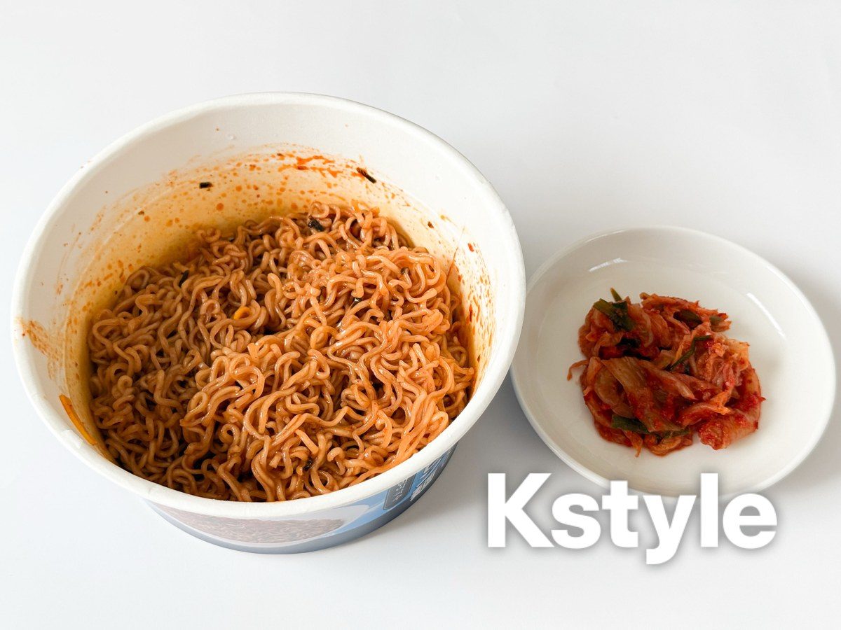 ビビン麺に市販キムチを添えた食べ方の例