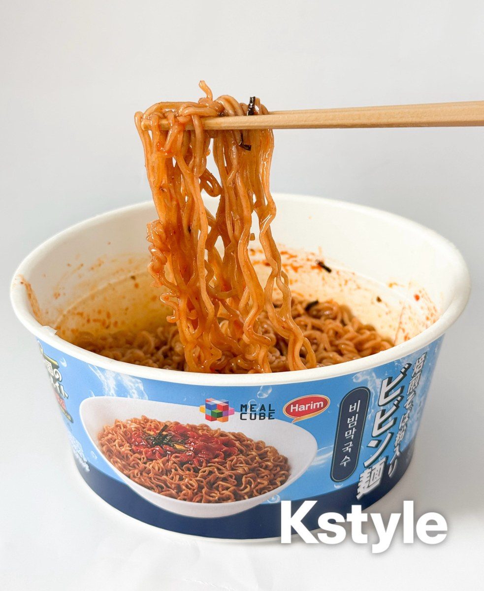 焙煎そば粉入りビビン麺を箸で持ち上げた様子