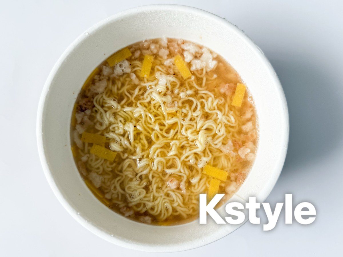 参鶏湯ラーメンクッパを器に盛った様子 ヌルンジと麺