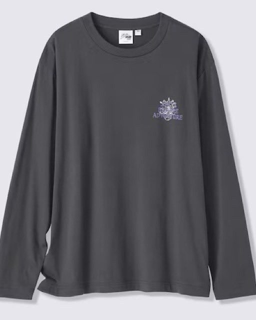 GUのジョジョコラボ 戦闘潮流柄の長袖Tシャツ前面 胸元のワンポイント