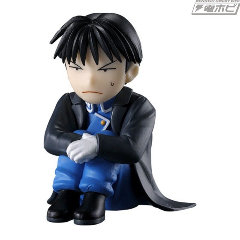 まちぼうけ ガシャポンのロイ・マスタング。軍服の上に黒いコートで座るフィギュア