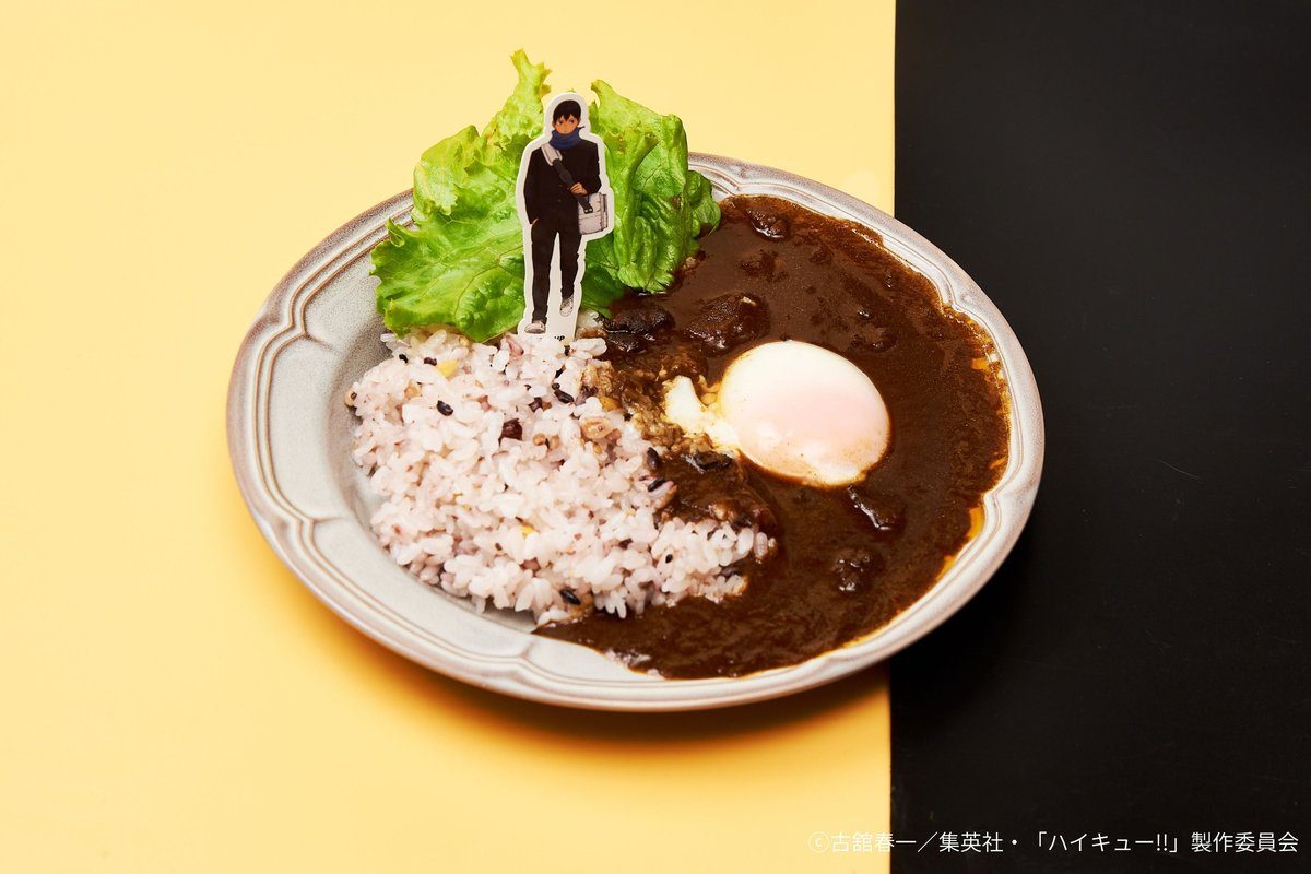 ハイキュー!! and GALLERY コラボカフェのコラボフード 影山の黒ポークカレー温卵のせ