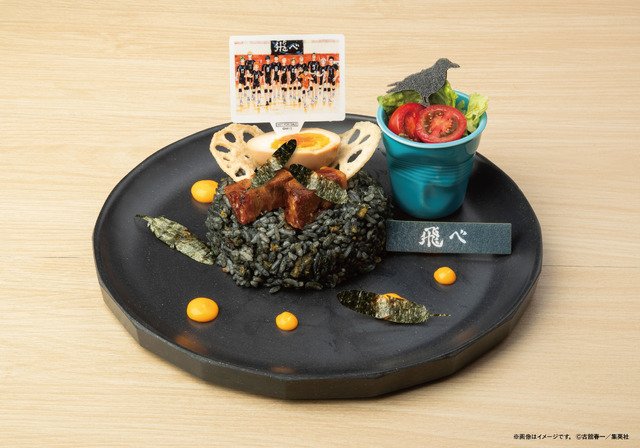 烏野高校飛べ漆黒の烏角煮チャーハンプレート。竹炭で黒くしたチャーハンに角煮とレンコンチップスをのせた皿