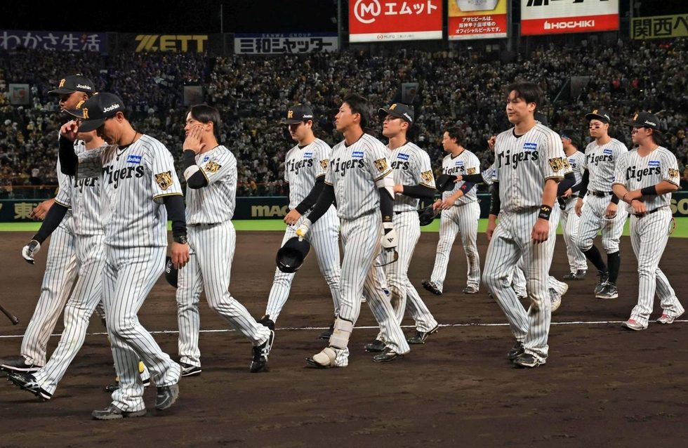 阪神 CSファイナルステージ敗退後に引き揚げる阪神の選手たち
