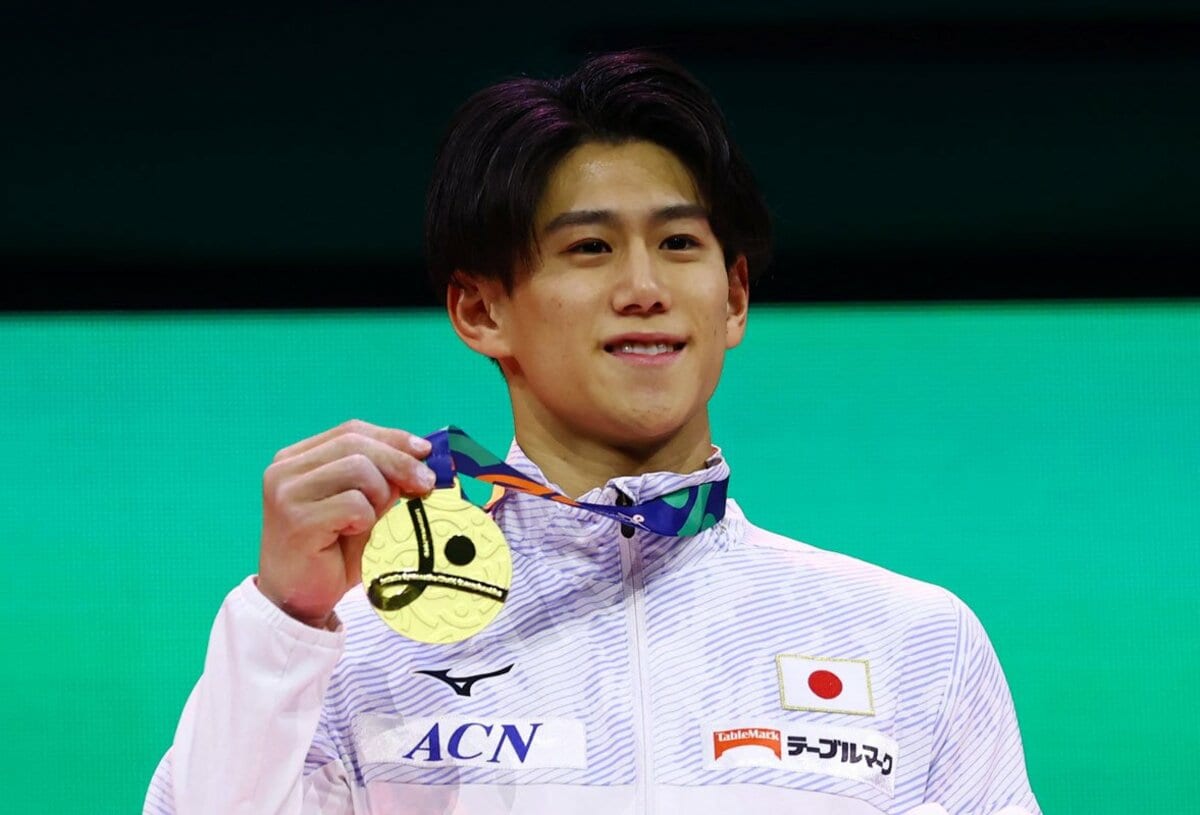 金メダルを手にほほえむ橋本大輝 ロッテルダム世界体操2026