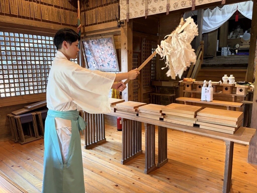 荒立神社で行われた板木のお清めの様子