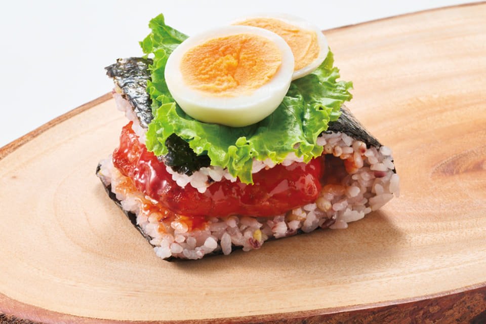 ワンハンドBENTO ヤンニョムチキン 甘辛ヤンニョムチキンとゆで卵を十六穀米で包んだ商品