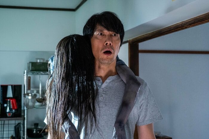「肩の女」(2019年) 異変に驚く氷川を演じる佐々木蔵之介の場面写真