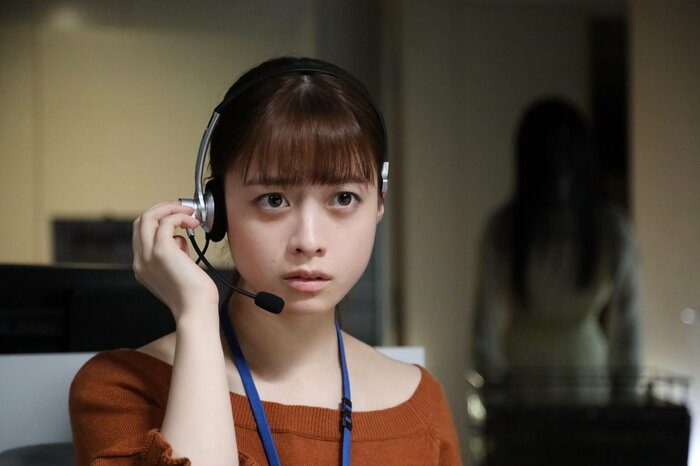 「凶音の誘い」(2021年) コールセンターで働く峰岸玲奈を演じる橋本環奈の場面写真