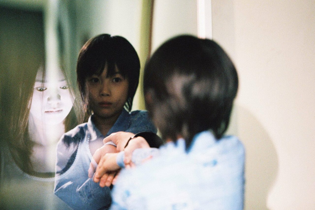 「深夜の鏡像」(2004年) 鏡の前に立つ少年・直也を演じる神木隆之介の場面写真