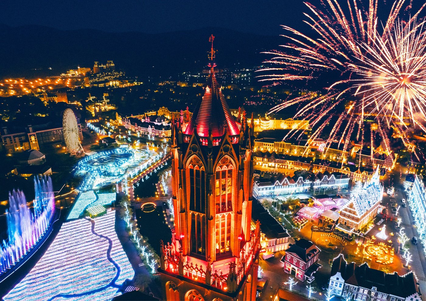 花火とイルミネーションに彩られたハウステンボスの夜景