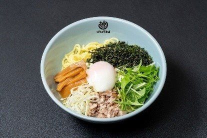 壱角家 油そば総本店の油そば 韓国のりと温泉卵をのせた一杯