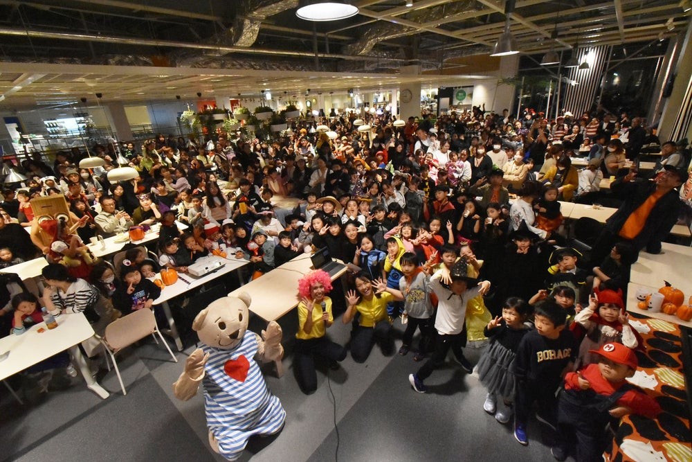 昨年IKEA福岡新宮で開催されたハロウィンイベントの様子。仮装した子どもたちとビョーンくん