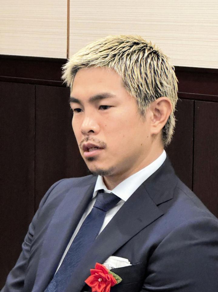 報道陣の取材に応じる井岡一翔(志成ジム)