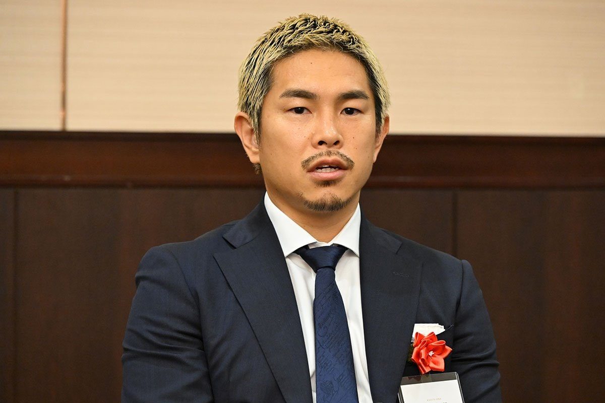 会見で現役続行と大みそかの再起戦を語る井岡一翔