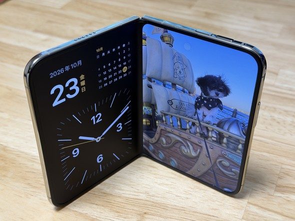 iPhone Duoを開いた状態 インナーディスプレイにロック画面を表示