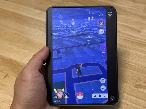 iPhone Duoのインナーディスプレイで拡大表示したポケモンGO